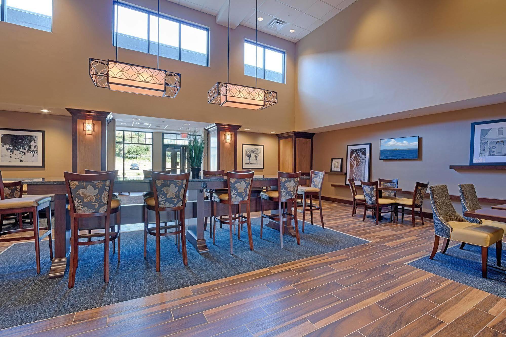 Hampton Inn & Suites Cazenovia, Ny Exteriör bild